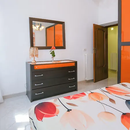 De Vivo Realty - Daisy House *